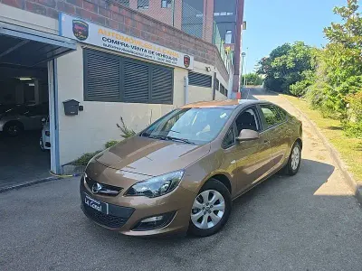 Usado Opel Astra Elegance 115 CV (84 kW) 2015 Marrón Berlina