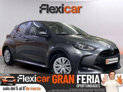 Usado Toyota Yaris Hybrid Active 116 CV (85 kW) 2023 Rojo