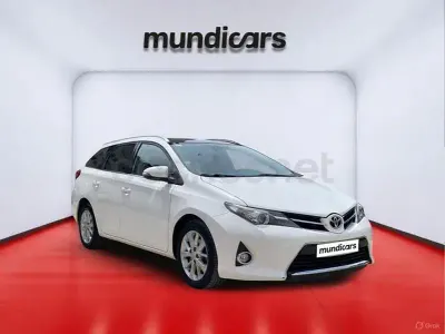 Usado Toyota Auris Active 132 CV (97 kW) 2014 Blanco Familiar
