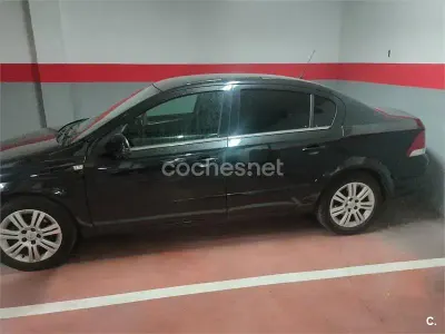 Usado Opel Astra Edition 110 CV (80 kW) 2010 Negro Berlina