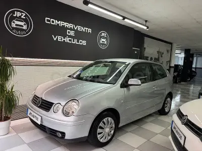 Usado VW Polo Highline 75 CV (55 kW) 2003 Gris / plata Berlina
