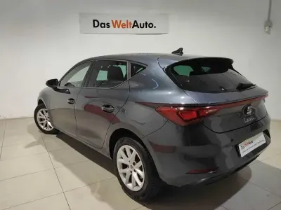 Usado Seat Leon Style 150 CV (110 kW) 2024 Gris / plata Berlina