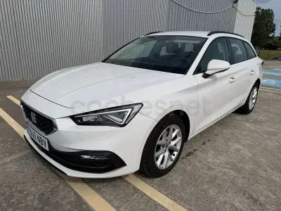 Usado Seat Leon Style 110 CV (80 kW) 2022 Blanco Familiar