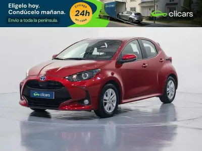 Käytetty Toyota Yaris Hybrid Active 75 HP (55 kW) 2022 Punainen Sedan