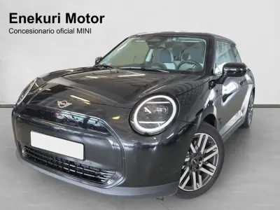 Usado Mini Cooper Essential 135 kW (184 CV) 2024 Negro Utilitario
