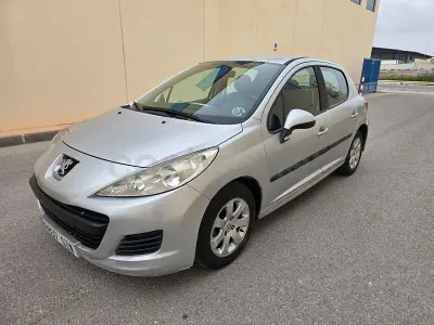 Usado Peugeot 207 Active 70 CV (51 kW) 2010 Gris / plata Berlina