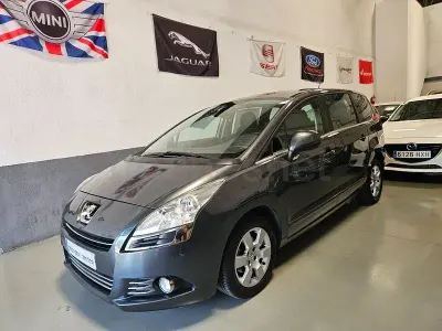 Usado Peugeot 5008 Active 120 CV (88 kW) 2014 Gris / plata Monovolumen