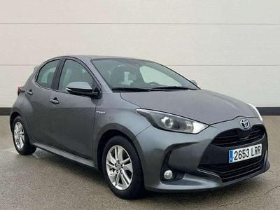 Usado Toyota Yaris Hybrid Active 117 CV (86 kW) 2021 Gris Berlina