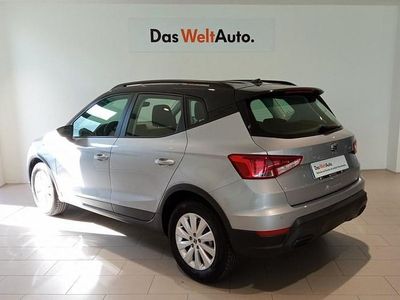 Usado Seat Arona Style 110 CV (80 kW) 2024 Gris plata SUV