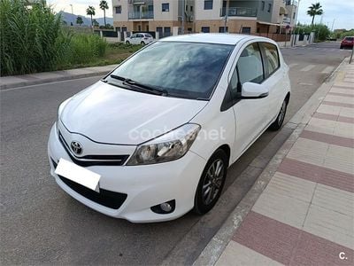 Usado Toyota Yaris Active 69 CV (50 kW) 2014 Blanco Berlina