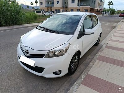 Usado Toyota Yaris Active 69 CV (50 kW) 2014 Blanco Berlina