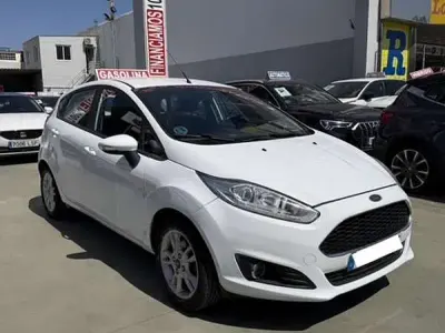 Usado Ford Fiesta Trend 82 CV (60 kW) 2016 Blanco Utilitario