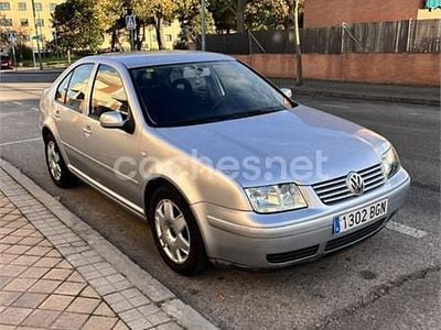 Usado VW Bora Highline 115 CV (84 kW) 2001 Gris / plata Berlina