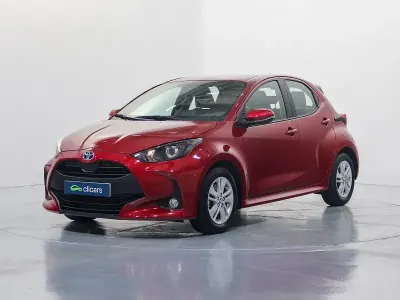 Usado Toyota Yaris Hybrid Active 116 CV (85 kW) 2022 Rojo Berlina