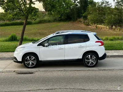 Usado Peugeot 2008 Allure 120 CV (88 kW) 2015 Blanco SUV