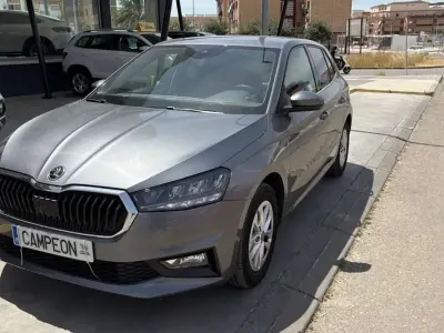 Usado Skoda Fabia 116 CV (85 kW) 2025 Gris Utilitario