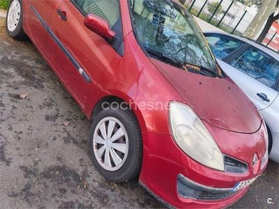 Usado Renault Clio II Expression 75 CV (55 kW) 2006 Rojo Berlina