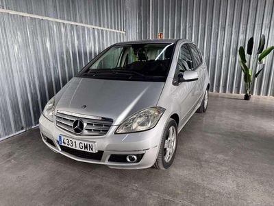 Usado Mercedes A180 Avantgarde 109 CV (80 kW) 2010 Plateado Utilitario