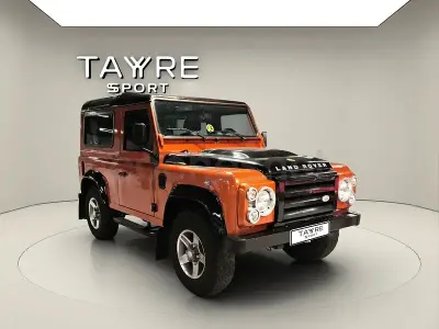 Usado Land Rover Defender SE 122 CV (89 kW) 2009 Naranja y negro Familiar