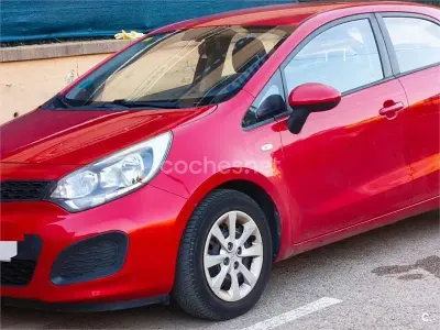 Usado Kia Rio 85 CV (62 kW) 2014 Rojo Berlina