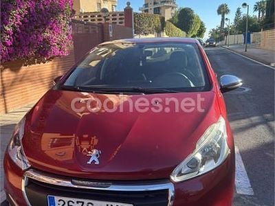Usado Peugeot 208 Style 82 CV (60 kW) 2017 Granate Utilitario