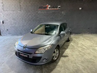Usado Renault Mégane Dynamique 110 CV (80 kW) 2010 Gris / plata Berlina