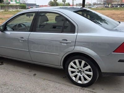 Usado Ford Mondeo Ambiente 115 CV (84 kW) 2004 Gris / plata Berlina