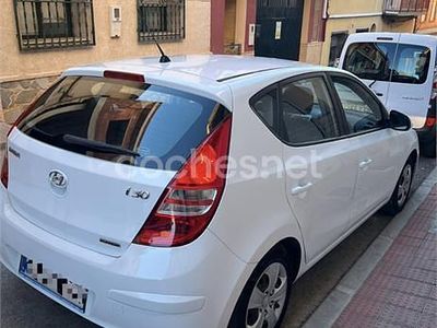 Usado Hyundai i30 Classic 90 CV (66 kW) 2009 Blanco Berlina