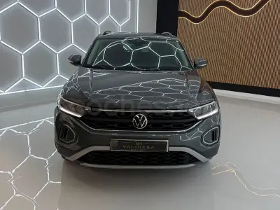 Usado VW T-Roc Life 115 CV (84 kW) 2022 Gris / plata SUV