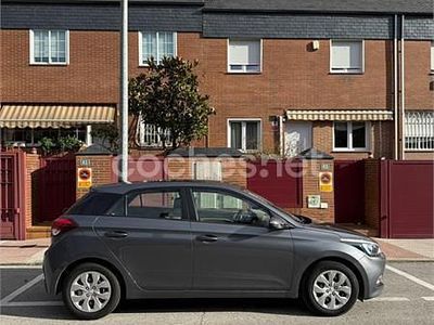 Usado Hyundai i20 84 CV (61 kW) 2018 Gris / plata Berlina