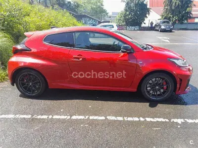 Begagnad Toyota Yaris 261 HK (191 kW) 2024 Röd Halvkombi
