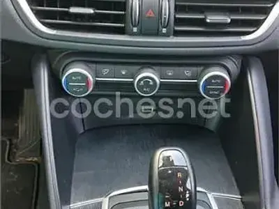 Usado Alfa Romeo Giulia 150 CV (110 kW) 2018 Azul Berlina