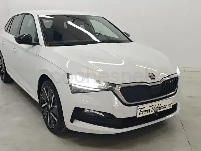 Usado Skoda Scala Sport 110 CV (80 kW) 2021 Blanco Utilitario