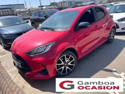 Usado Toyota Yaris Style 116 CV (85 kW) 2022 Rojo Utilitario