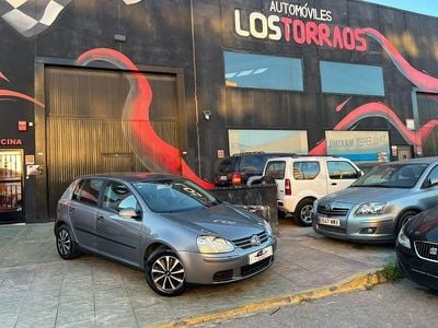 Usado VW Golf IV Trendline 105 CV (77 kW) 2005 Gris / plata Berlina