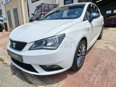 Usado Seat Ibiza CONNECT 95 CV (69 kW) 2015 Blanco Berlina