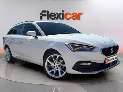 Usado Seat Leon FR 110 CV (80 kW) 2022 Blanco Familiar