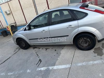 Usado Ford Focus Trend 115 CV (84 kW) 2006 Gris / plata Berlina