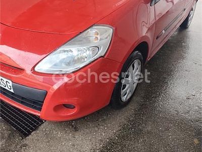 Rojo Usado 2013 Renault Clio III Collection Berlina | 3950 €