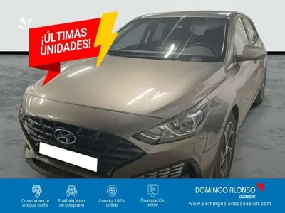 Usado Hyundai i20 84 CV (61 kW) 2022 Gris Utilitario