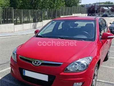 Usado Hyundai i30 Comfort 109 CV (80 kW) 2010 Rojo Berlina