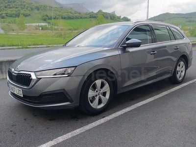Usado Skoda Octavia Ambition 150 CV (110 kW) 2022 Gris / plata Familiar