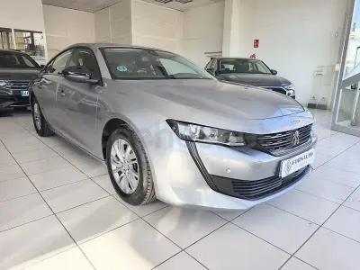 Usado Peugeot 508 Active 130 CV (95 kW) 2022 Gris / plata Berlina