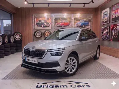 Usado Skoda Kamiq Sport 115 CV (84 kW) 2020 Gris / plata SUV