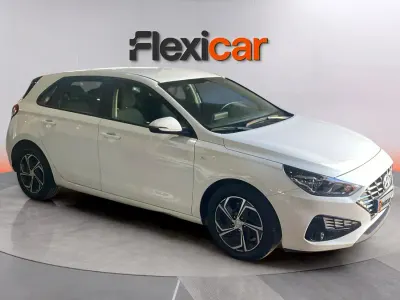 Usado Hyundai i30 120 CV (88 kW) 2022 Verde Berlina