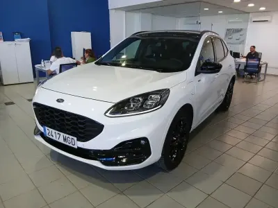 Usado Ford Kuga ST-Line X 225 CV (165 kW) 2023 Blanco SUV