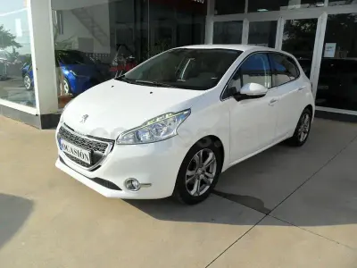 Usado Peugeot 208 Allure 120 CV (88 kW) 2014 Blanco Utilitario