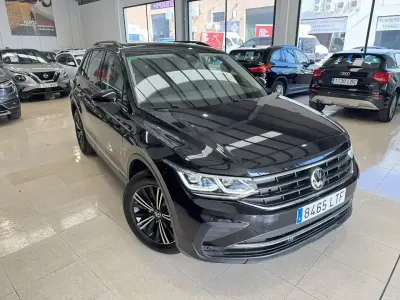 Käytetty VW Tiguan Life 150 HP (110 kW) 2021 Musta Katumaasturi