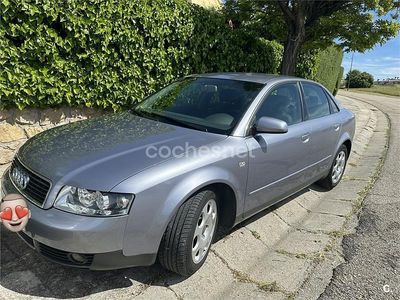 Usado Audi A4 130 CV (95 kW) 2004 Gris / plata Berlina