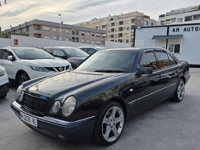 Usado Mercedes E240 Classic 170 CV (125 kW) 1998 Azul Berlina